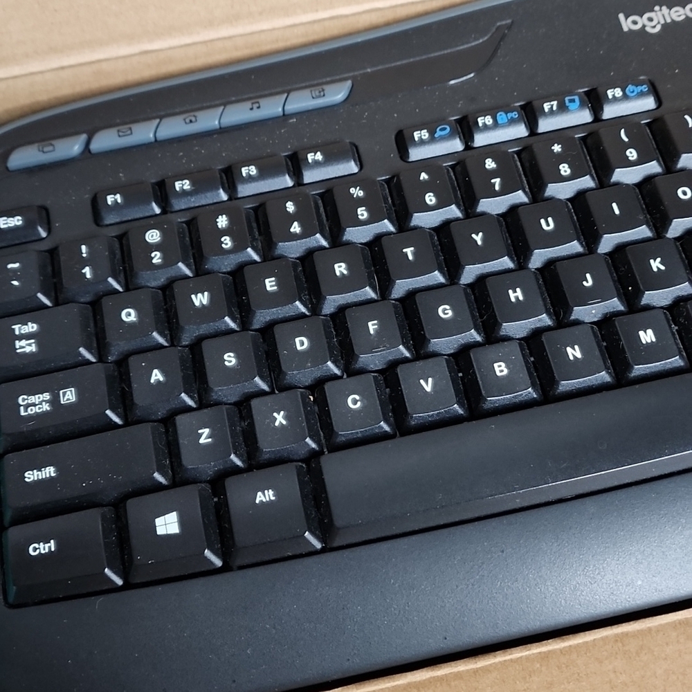 💧LOGITECH | KEYBOARD - Picture 2 of 6